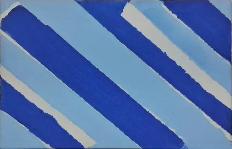 Faixas diagonais em azul-claro, azul intenso e branco.