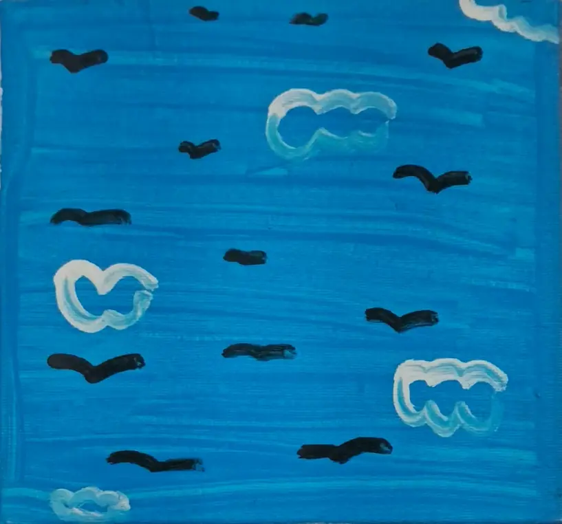 Silhuetas de pássaros e nuvens brancas sobre fundo azul.