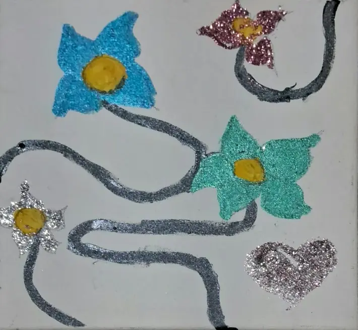 Flores com brilho, traços prateados e coração sobre fundo claro.